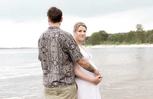 Schangerschaftsfotografie an der Elbe Schwangerschaftsfotograf