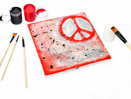 Guachefarben mit Pinsel und Leinwand Guachefarben mit Pinsel und Leinwand